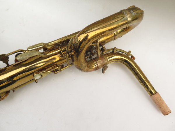 Saxophone baryton Conn transitionnel verni gravé (1)