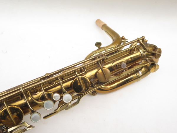 Saxophone baryton Conn transitionnel verni gravé (13)