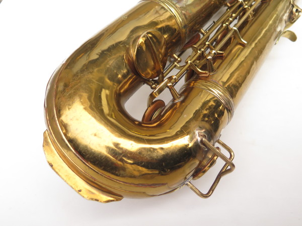 Saxophone baryton Conn transitionnel verni gravé (17)