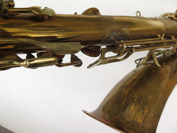 Saxophone baryton Conn transitionnel verni gravé (6)